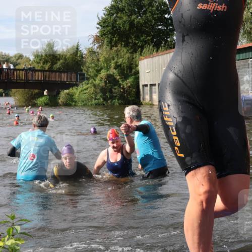 31.08.2025 - Elbe Triathlon Hamburg Luisa Fischer http://msf.ph/oto/8686027 31.08.2025 10:42:29 Schwimmen 1398, 1399, 1400, 1422, 1458 meine-sportfotos.de