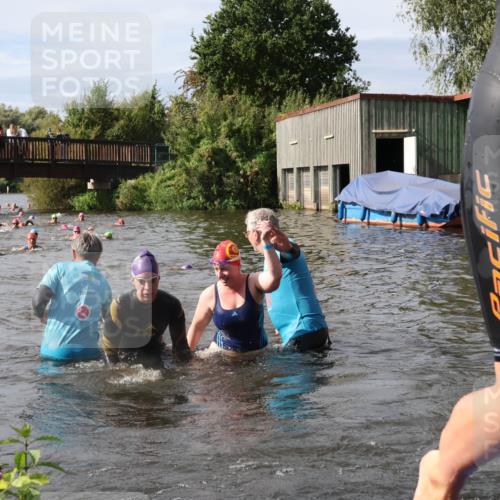 31.08.2025 - Elbe Triathlon Hamburg Luisa Fischer http://msf.ph/oto/8686030 31.08.2025 10:42:30 Schwimmen 1398, 1399, 1400, 1458 meine-sportfotos.de