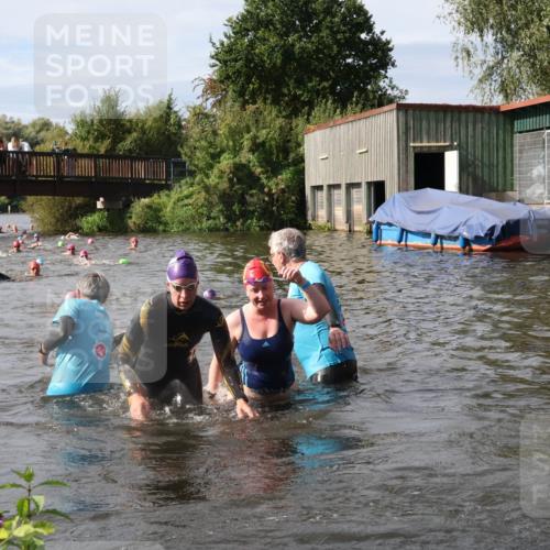 31.08.2025 - Elbe Triathlon Hamburg Luisa Fischer http://msf.ph/oto/8686031 31.08.2025 10:42:30 Schwimmen 1398, 1399, 1400, 1458 meine-sportfotos.de