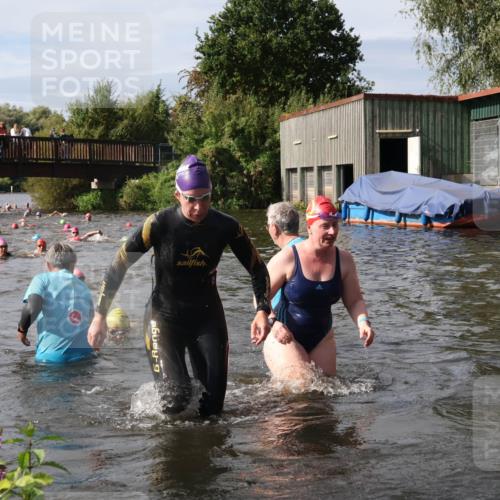 31.08.2025 - Elbe Triathlon Hamburg Luisa Fischer http://msf.ph/oto/8686037 31.08.2025 10:42:31 Schwimmen 1398, 1399, 1400, 1458, 1495 meine-sportfotos.de
