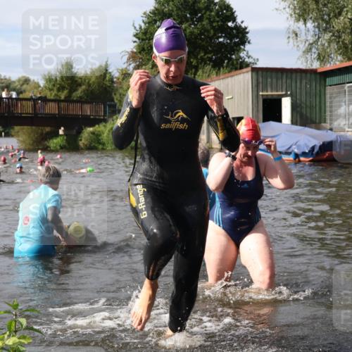 31.08.2025 - Elbe Triathlon Hamburg Luisa Fischer http://msf.ph/oto/8686041 31.08.2025 10:42:32 Schwimmen 1398, 1399, 1400, 1458, 1495 meine-sportfotos.de