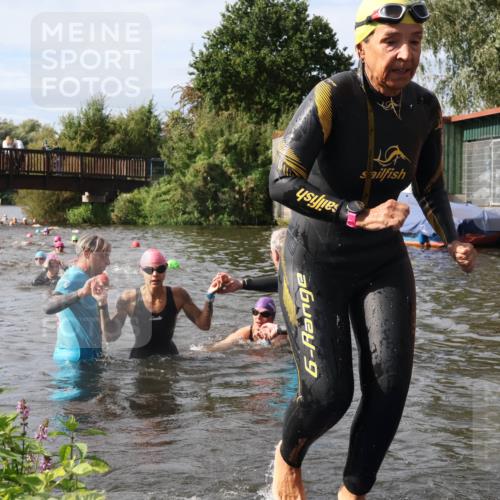 31.08.2025 - Elbe Triathlon Hamburg Luisa Fischer http://msf.ph/oto/8686053 31.08.2025 10:42:39 Schwimmen 1390, 1399, 1457, 1495 meine-sportfotos.de