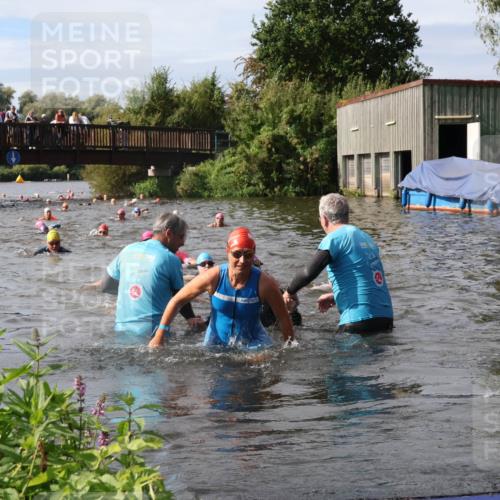 31.08.2025 - Elbe Triathlon Hamburg Luisa Fischer http://msf.ph/oto/8686067 31.08.2025 10:42:50 Schwimmen 988, 1394, 1435, 1481 meine-sportfotos.de