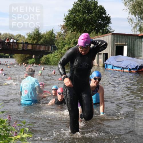 31.08.2025 - Elbe Triathlon Hamburg Luisa Fischer http://msf.ph/oto/8686090 31.08.2025 10:42:55 Schwimmen 988, 1358, 1366, 1383, 1394, 1414, 1435, 1474, 1481 meine-sportfotos.de