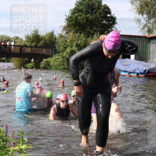 31.08.2025 - Elbe Triathlon Hamburg Luisa Fischer http://msf.ph/oto/8686094 31.08.2025 10:42:55 Schwimmen 988, 1358, 1366, 1383, 1394, 1414, 1435, 1474, 1481 meine-sportfotos.de