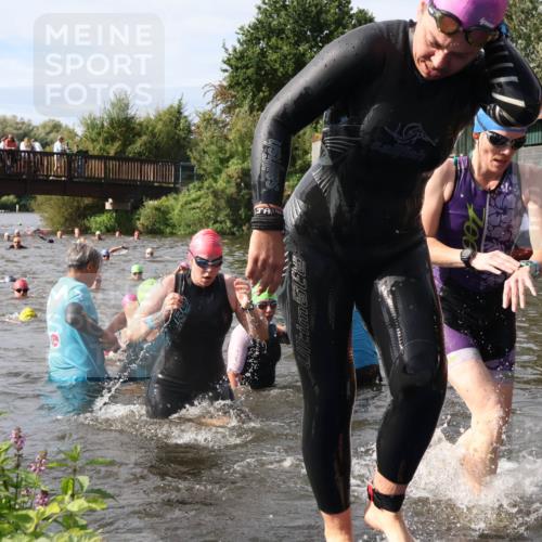 31.08.2025 - Elbe Triathlon Hamburg Luisa Fischer http://msf.ph/oto/8686097 31.08.2025 10:42:56 Schwimmen 988, 1358, 1366, 1383, 1394, 1414, 1435, 1474, 1481 meine-sportfotos.de