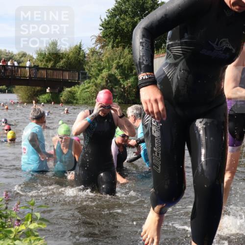 31.08.2025 - Elbe Triathlon Hamburg Luisa Fischer http://msf.ph/oto/8686099 31.08.2025 10:42:56 Schwimmen 988, 1358, 1366, 1383, 1394, 1414, 1435, 1474, 1481 meine-sportfotos.de