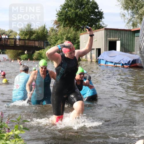 31.08.2025 - Elbe Triathlon Hamburg Luisa Fischer http://msf.ph/oto/8686102 31.08.2025 10:42:57 Schwimmen 988, 1358, 1366, 1383, 1394, 1414, 1435, 1474, 1481 meine-sportfotos.de