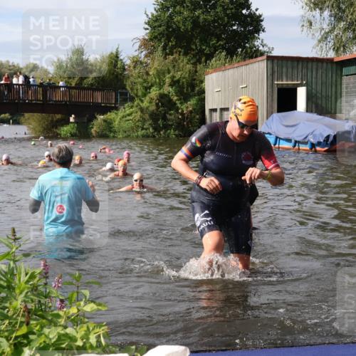 31.08.2025 - Elbe Triathlon Hamburg Luisa Fischer http://msf.ph/oto/8686257 31.08.2025 10:43:36 Schwimmen 1438, 1466, 1476, 1507 meine-sportfotos.de