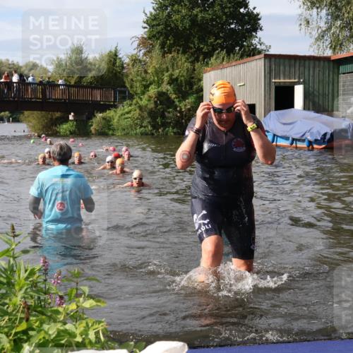 31.08.2025 - Elbe Triathlon Hamburg Luisa Fischer http://msf.ph/oto/8686259 31.08.2025 10:43:37 Schwimmen 1466, 1476, 1507 meine-sportfotos.de