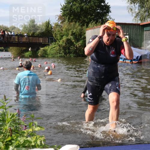 31.08.2025 - Elbe Triathlon Hamburg Luisa Fischer http://msf.ph/oto/8686263 31.08.2025 10:43:37 Schwimmen 1466, 1476, 1507 meine-sportfotos.de