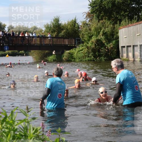 31.08.2025 - Elbe Triathlon Hamburg Luisa Fischer http://msf.ph/oto/8686270 31.08.2025 10:43:43 Schwimmen 1421, 1441, 1475, 1476 meine-sportfotos.de