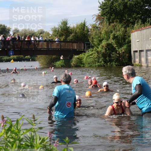 31.08.2025 - Elbe Triathlon Hamburg Luisa Fischer http://msf.ph/oto/8686273 31.08.2025 10:43:43 Schwimmen 1421, 1441, 1475, 1476 meine-sportfotos.de