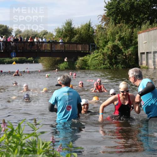 31.08.2025 - Elbe Triathlon Hamburg Luisa Fischer http://msf.ph/oto/8686274 31.08.2025 10:43:44 Schwimmen 1421, 1441, 1475 meine-sportfotos.de