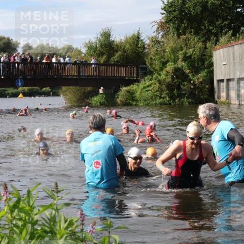 31.08.2025 - Elbe Triathlon Hamburg Luisa Fischer http://msf.ph/oto/8686277 31.08.2025 10:43:44 Schwimmen 1421, 1441, 1475 meine-sportfotos.de