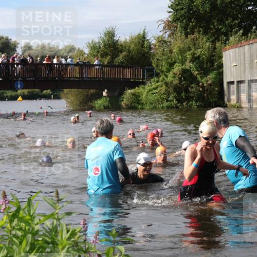 31.08.2025 - Elbe Triathlon Hamburg Luisa Fischer http://msf.ph/oto/8686278 31.08.2025 10:43:44 Schwimmen 1421, 1441, 1475 meine-sportfotos.de