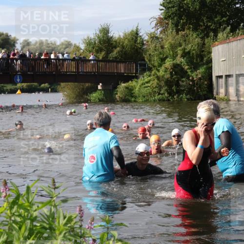 31.08.2025 - Elbe Triathlon Hamburg Luisa Fischer http://msf.ph/oto/8686280 31.08.2025 10:43:45 Schwimmen 1421, 1441, 1475 meine-sportfotos.de