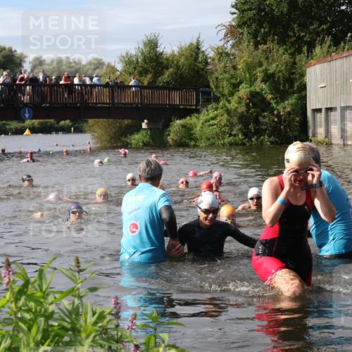31.08.2025 - Elbe Triathlon Hamburg Luisa Fischer http://msf.ph/oto/8686282 31.08.2025 10:43:45 Schwimmen 1421, 1441, 1475 meine-sportfotos.de