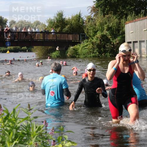 31.08.2025 - Elbe Triathlon Hamburg Luisa Fischer http://msf.ph/oto/8686285 31.08.2025 10:43:46 Schwimmen 1421, 1441, 1475 meine-sportfotos.de