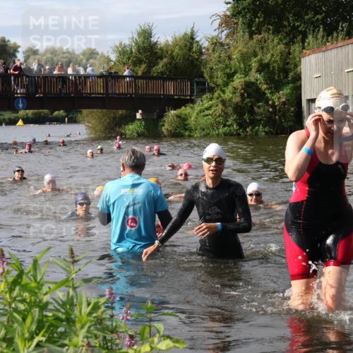 31.08.2025 - Elbe Triathlon Hamburg Luisa Fischer http://msf.ph/oto/8686286 31.08.2025 10:43:46 Schwimmen 1421, 1441, 1475 meine-sportfotos.de