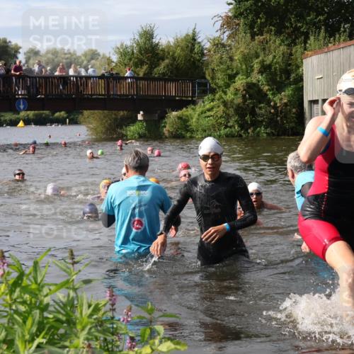 31.08.2025 - Elbe Triathlon Hamburg Luisa Fischer http://msf.ph/oto/8686288 31.08.2025 10:43:46 Schwimmen 1421, 1441, 1475 meine-sportfotos.de