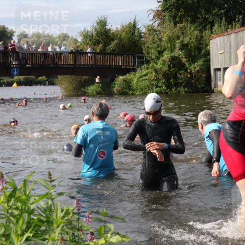 31.08.2025 - Elbe Triathlon Hamburg Luisa Fischer http://msf.ph/oto/8686290 31.08.2025 10:43:47 Schwimmen 1421, 1441, 1475, 1497 meine-sportfotos.de