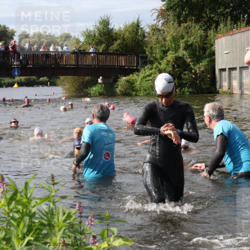 31.08.2025 - Elbe Triathlon Hamburg Luisa Fischer http://msf.ph/oto/8686293 31.08.2025 10:43:47 Schwimmen 1421, 1441, 1475, 1497 meine-sportfotos.de