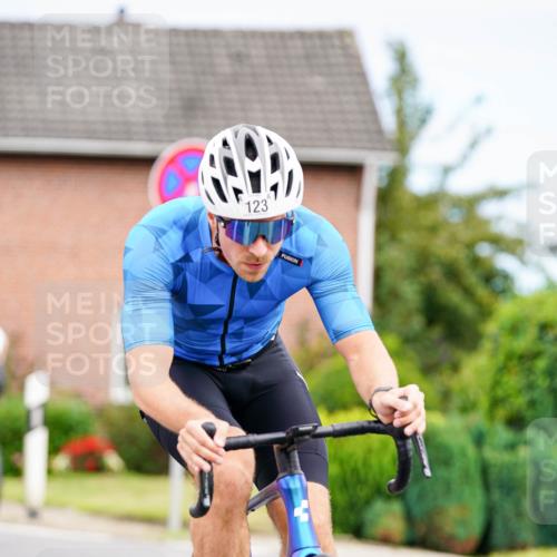 31.08.2025 - Elbe Triathlon Hamburg Michael Burmester http://msf.ph/oto/8686325 31.08.2025 14:19:37 Radfahren 123, 127 meine-sportfotos.de