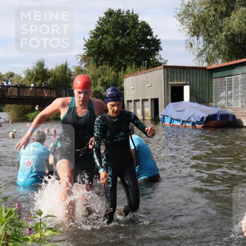 31.08.2025 - Elbe Triathlon Hamburg Luisa Fischer http://msf.ph/oto/8686333 31.08.2025 10:43:56 Schwimmen 1356, 1360, 1361, 1396, 1406, 1430, 1467, 1475, 1497, 1500 meine-sportfotos.de
