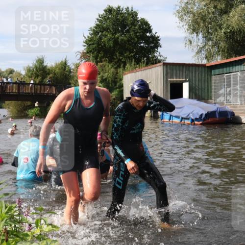31.08.2025 - Elbe Triathlon Hamburg Luisa Fischer http://msf.ph/oto/8686334 31.08.2025 10:43:57 Schwimmen 1356, 1360, 1361, 1396, 1406, 1430, 1467, 1475, 1497, 1500 meine-sportfotos.de