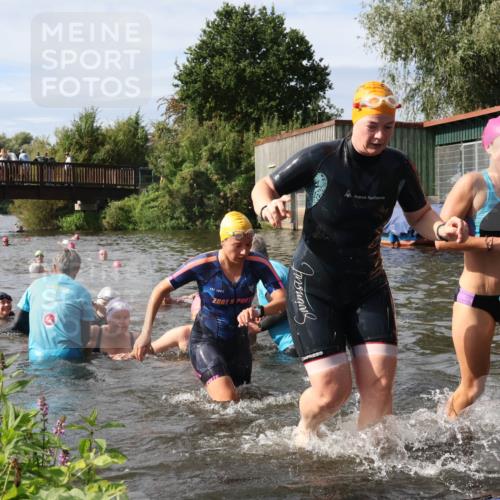 31.08.2025 - Elbe Triathlon Hamburg Luisa Fischer http://msf.ph/oto/8686337 31.08.2025 10:43:59 Schwimmen 1356, 1360, 1361, 1396, 1406, 1430, 1467, 1497, 1500 meine-sportfotos.de