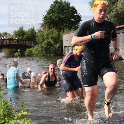 31.08.2025 - Elbe Triathlon Hamburg Luisa Fischer http://msf.ph/oto/8686341 31.08.2025 10:44:00 Schwimmen 1356, 1360, 1361, 1362, 1396, 1406, 1430, 1467, 1497, 1500, 1502 meine-sportfotos.de