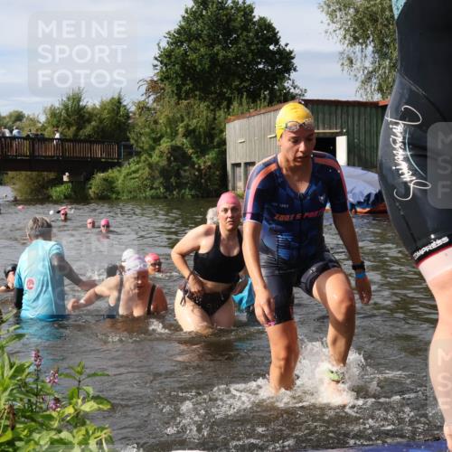 31.08.2025 - Elbe Triathlon Hamburg Luisa Fischer http://msf.ph/oto/8686344 31.08.2025 10:44:00 Schwimmen 1356, 1360, 1361, 1362, 1396, 1406, 1430, 1467, 1497, 1500, 1502 meine-sportfotos.de