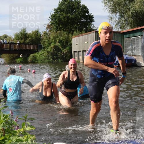 31.08.2025 - Elbe Triathlon Hamburg Luisa Fischer http://msf.ph/oto/8686347 31.08.2025 10:44:01 Schwimmen 1356, 1360, 1361, 1362, 1377, 1396, 1406, 1430, 1467, 1497, 1500, 1502 meine-sportfotos.de