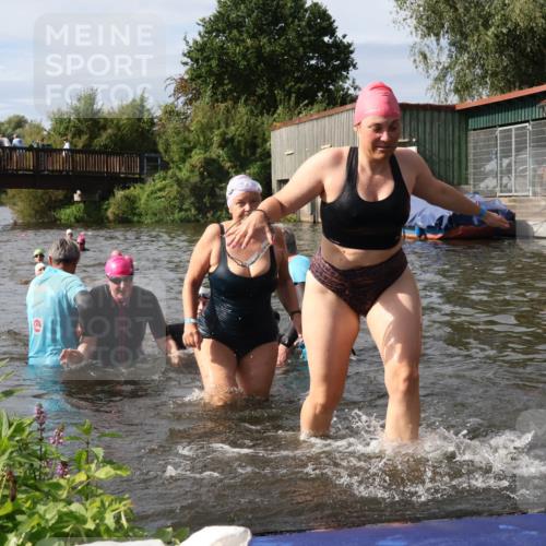 31.08.2025 - Elbe Triathlon Hamburg Luisa Fischer http://msf.ph/oto/8686358 31.08.2025 10:44:03 Schwimmen 1356, 1360, 1361, 1362, 1377, 1430, 1467, 1500, 1502, 1503 meine-sportfotos.de