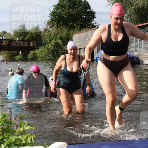 31.08.2025 - Elbe Triathlon Hamburg Luisa Fischer http://msf.ph/oto/8686361 31.08.2025 10:44:03 Schwimmen 1356, 1360, 1361, 1362, 1377, 1430, 1467, 1500, 1502, 1503 meine-sportfotos.de