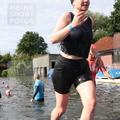 31.08.2025 - Elbe Triathlon Hamburg Luisa Fischer http://msf.ph/oto/8686367 31.08.2025 10:44:11 Schwimmen 1362, 1377, 1452, 1502, 1503 meine-sportfotos.de