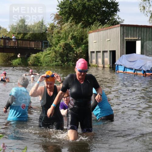 31.08.2025 - Elbe Triathlon Hamburg Luisa Fischer http://msf.ph/oto/8686375 31.08.2025 10:44:21 Schwimmen 1353, 1359, 1392, 1452, 1506 meine-sportfotos.de