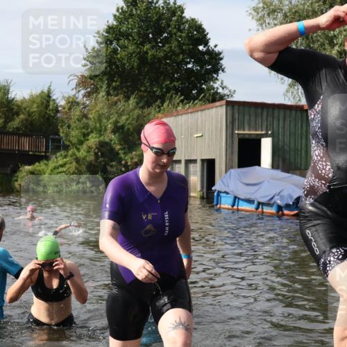 31.08.2025 - Elbe Triathlon Hamburg Luisa Fischer http://msf.ph/oto/8686390 31.08.2025 10:44:25 Schwimmen 1353, 1359, 1392, 1459, 1506 meine-sportfotos.de