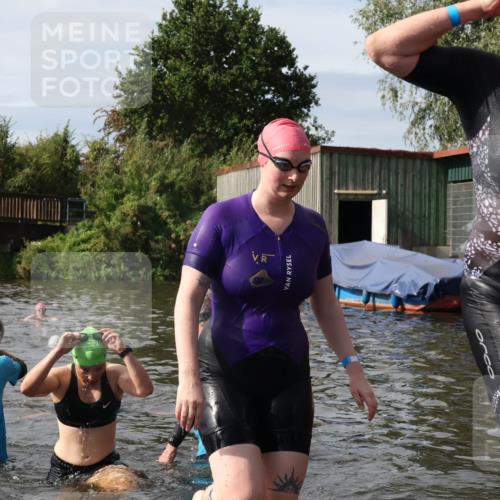31.08.2025 - Elbe Triathlon Hamburg Luisa Fischer http://msf.ph/oto/8686391 31.08.2025 10:44:25 Schwimmen 1353, 1359, 1392, 1459, 1506 meine-sportfotos.de