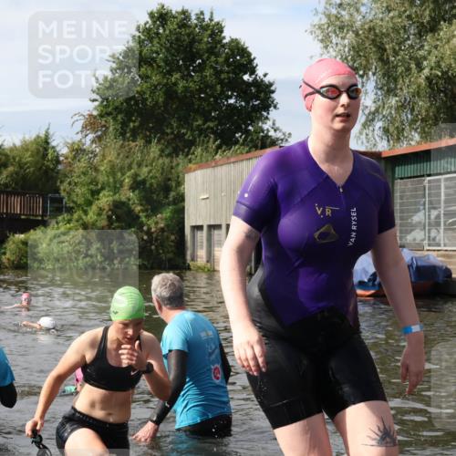 31.08.2025 - Elbe Triathlon Hamburg Luisa Fischer http://msf.ph/oto/8686395 31.08.2025 10:44:26 Schwimmen 1353, 1359, 1392, 1459, 1506 meine-sportfotos.de