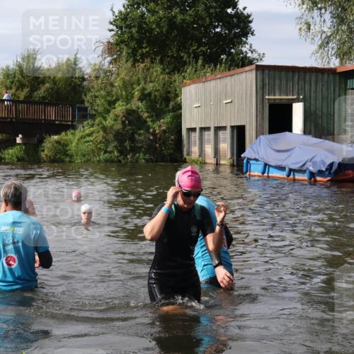31.08.2025 - Elbe Triathlon Hamburg Luisa Fischer http://msf.ph/oto/8686404 31.08.2025 10:44:31 Schwimmen 1353, 1359, 1459, 1506 meine-sportfotos.de