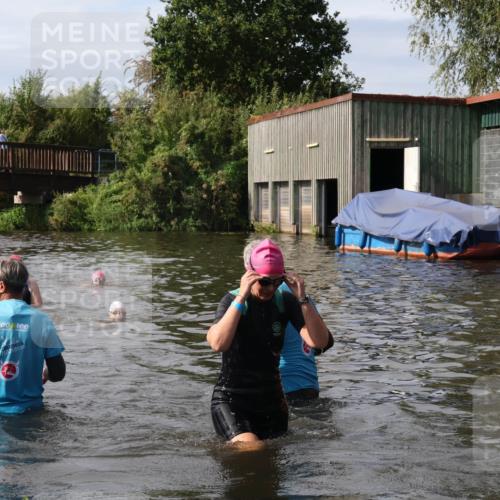 31.08.2025 - Elbe Triathlon Hamburg Luisa Fischer http://msf.ph/oto/8686407 31.08.2025 10:44:31 Schwimmen 1353, 1359, 1459, 1506 meine-sportfotos.de