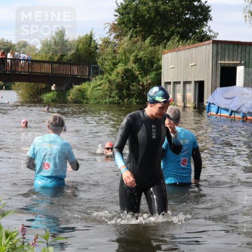 31.08.2025 - Elbe Triathlon Hamburg Luisa Fischer http://msf.ph/oto/8686417 31.08.2025 10:45:20 Schwimmen 1401 meine-sportfotos.de