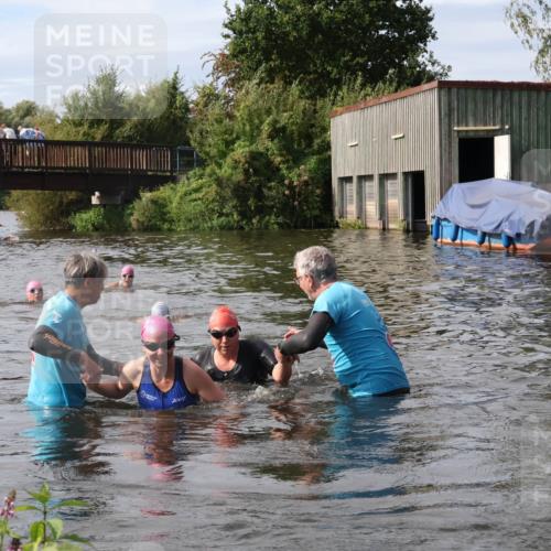 31.08.2025 - Elbe Triathlon Hamburg Luisa Fischer http://msf.ph/oto/8686424 31.08.2025 10:45:26 Schwimmen 1401, 1402, 1447 meine-sportfotos.de
