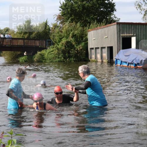 31.08.2025 - Elbe Triathlon Hamburg Luisa Fischer http://msf.ph/oto/8686425 31.08.2025 10:45:26 Schwimmen 1401, 1402, 1447 meine-sportfotos.de