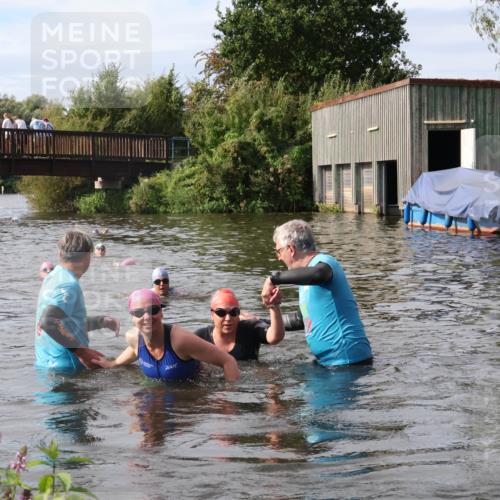 31.08.2025 - Elbe Triathlon Hamburg Luisa Fischer http://msf.ph/oto/8686427 31.08.2025 10:45:27 Schwimmen 1401, 1402, 1447 meine-sportfotos.de