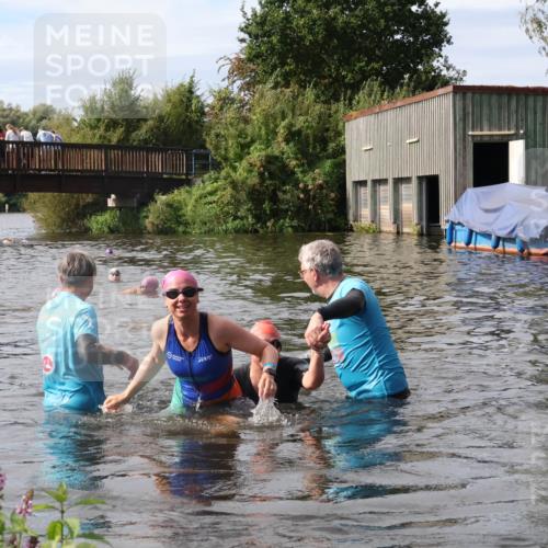 31.08.2025 - Elbe Triathlon Hamburg Luisa Fischer http://msf.ph/oto/8686429 31.08.2025 10:45:27 Schwimmen 1401, 1402, 1447 meine-sportfotos.de