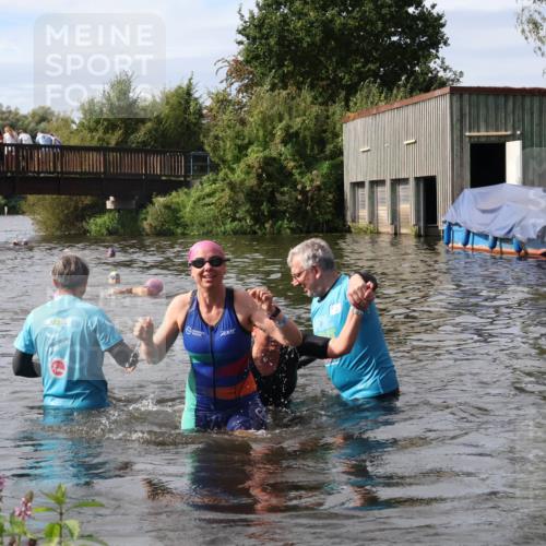 31.08.2025 - Elbe Triathlon Hamburg Luisa Fischer http://msf.ph/oto/8686431 31.08.2025 10:45:27 Schwimmen 1401, 1402, 1447 meine-sportfotos.de