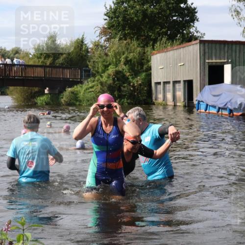31.08.2025 - Elbe Triathlon Hamburg Luisa Fischer http://msf.ph/oto/8686432 31.08.2025 10:45:28 Schwimmen 1402, 1447 meine-sportfotos.de
